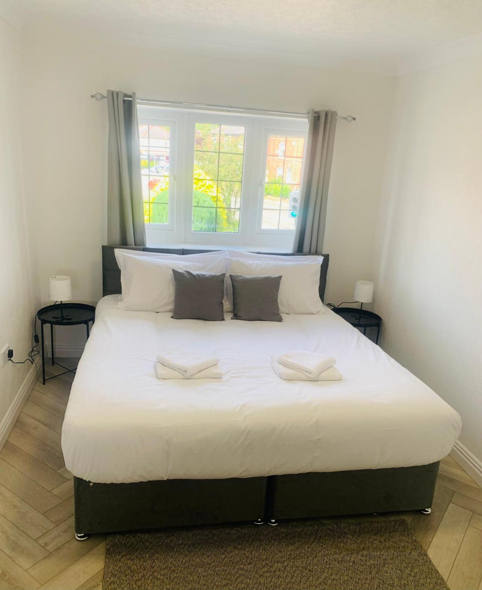 Newly Renovated, Modern 3 Bed Apartment Walmersley Ngoại thất bức ảnh